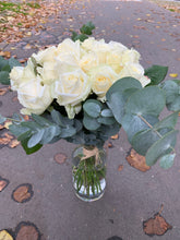 Charger l&#39;image dans la galerie, Bouquet de roses blanches
